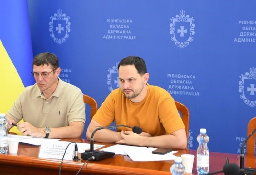 Начальник Рівненської ОВА О.Коваль, перший заступник голови ОДА С.Подолін під час наради