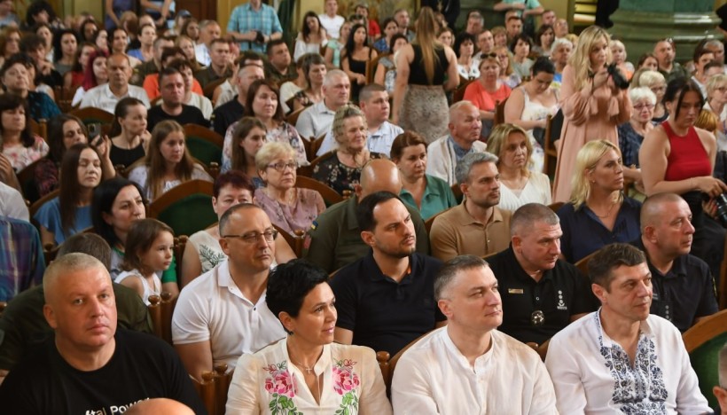 Керівництво області та громадськість під час урочистостей до Дня Конституції України