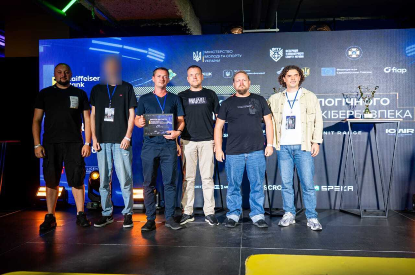 Команда «0xRivne» під час нагородження на сцені - 4 учасників та 2 представників організаторів