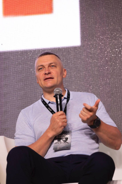 Заступник голови Рівненської ОДА Олександр Кохан під час зустрічі у якості спікера з мікрофоном спілкується з аудиторією
