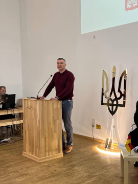 Заступник голови Рівненської ОДА Олександр Кохан під час семінару «Альтернативна енергетика як основа розвитку сільських громад», що відбувся в Острозькій академії