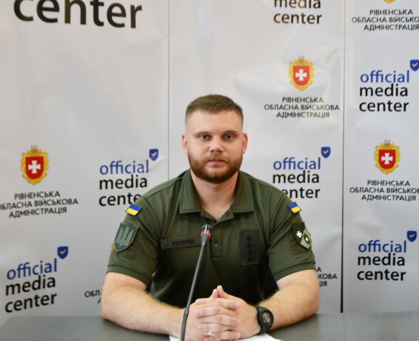 на фото спікер брифінгу