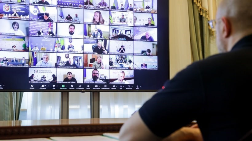 Екран компютера з зображенням учасників онлайн-наради