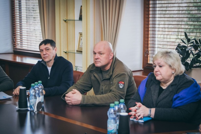 Фото з зустрічі уповноваженого Президента України з питань реабілітації учасників бойових дій В.Свириденка з керівництвом Рівненської ОВА