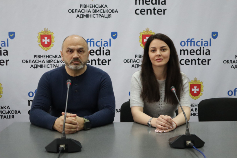 Начальниця Управління з питань ветеранської політики Рівненської ОДА Марина Корольова та фахівець із супроводу, ветеран Ярослав Збитковський