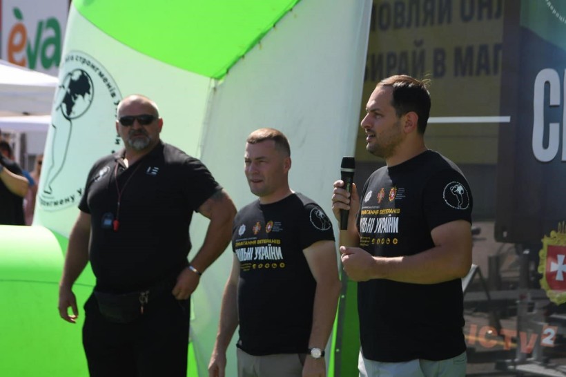 Керівництво області та головний суддя змагань - народний депутат України, чемпіон світу зі стронгмену В.Вірастюк
