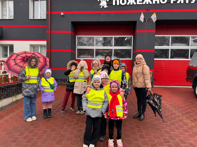 Діти та працівники Центру Життєстійкості біля пожежної частини №1 Головного управління ДСНС у Рівненській області.