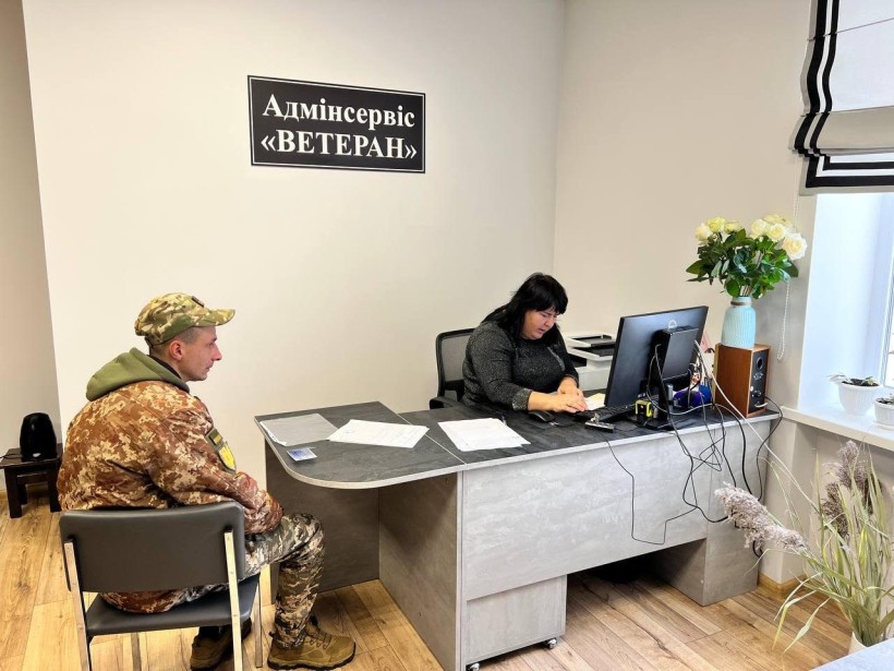 На фото - надання послуг через адмінсервіс "Ветеран"