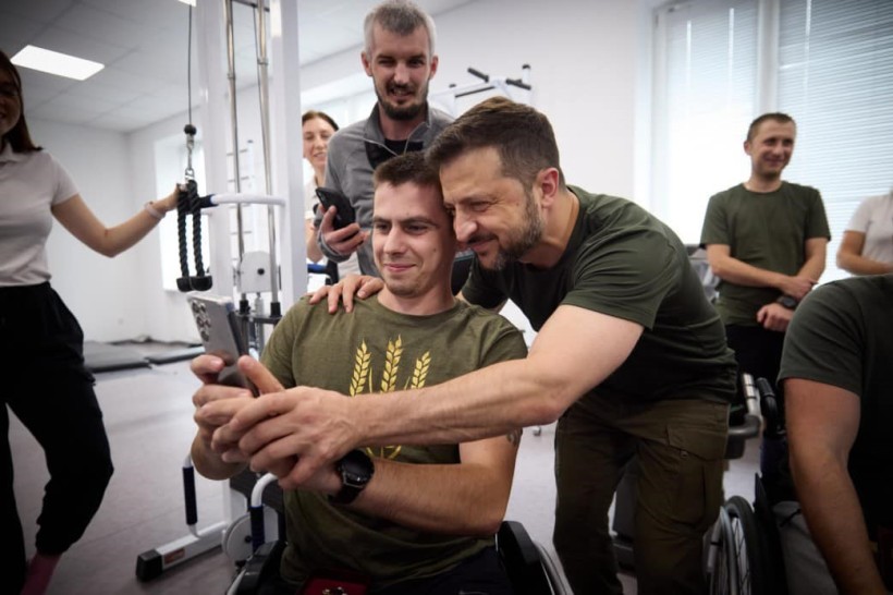 Один із захисників фотографується з Президентом