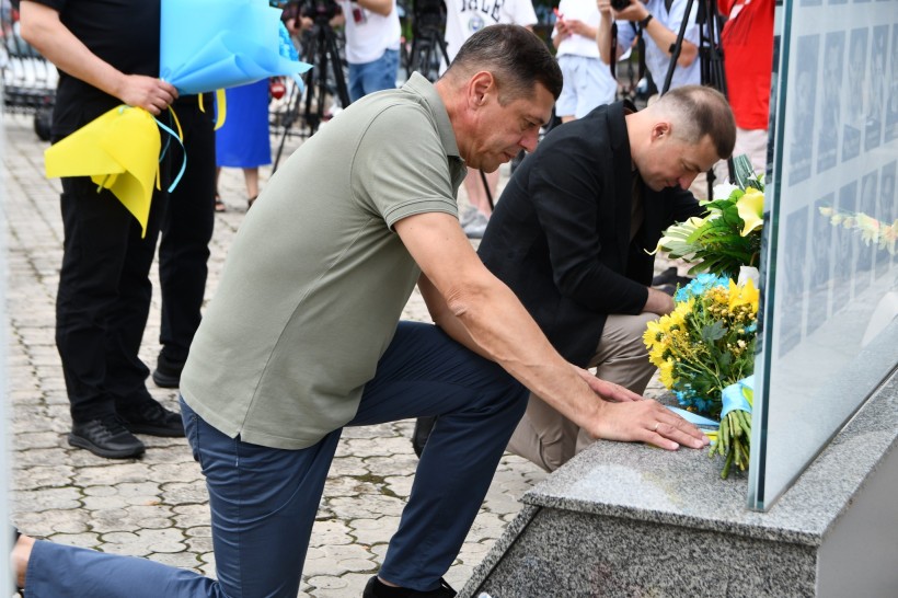 Покладання квітів до Стели загиблих героїв.