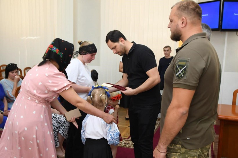 Родинам загиблих військових з Рівненщини вручили президентські нагороди