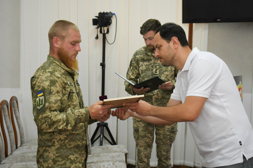 Начальник  Рівненської ОВА Олександр Коваль вручає відзнаки та дякує за службу військовослужбовцями оперативного командування «Захід»