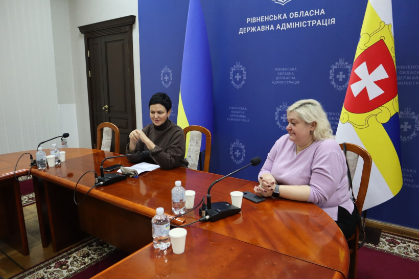 Людмила Шатковська та Роза Слободенюк сидять за столом та дивляться на монітор