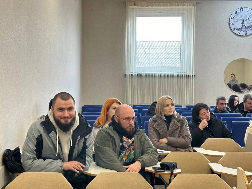 У Сарнах консультували ветеранів та відповідали на суспільні запити