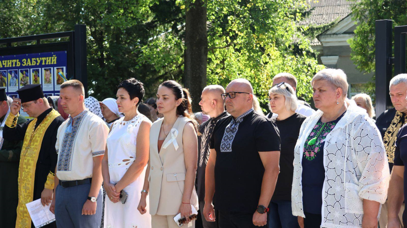 Керівництво області та районів стоять під час урочистостей на площі у Зарічному