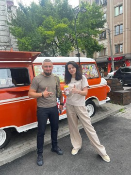 Біля однієї з мобільних кав'ярень «Баркас»