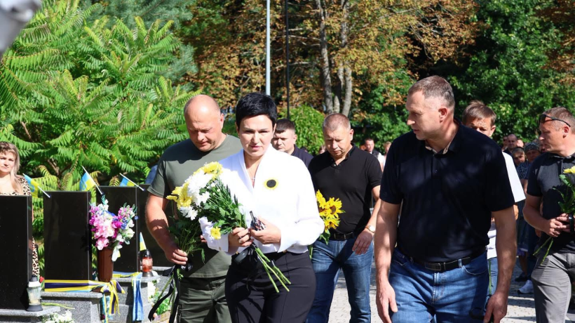Заступниця голови Рівненської облдержадміністрації Людмила Шатковська та представники місцевої влади покладають квіти до пам'ятних знаків полеглих військовослужбовців