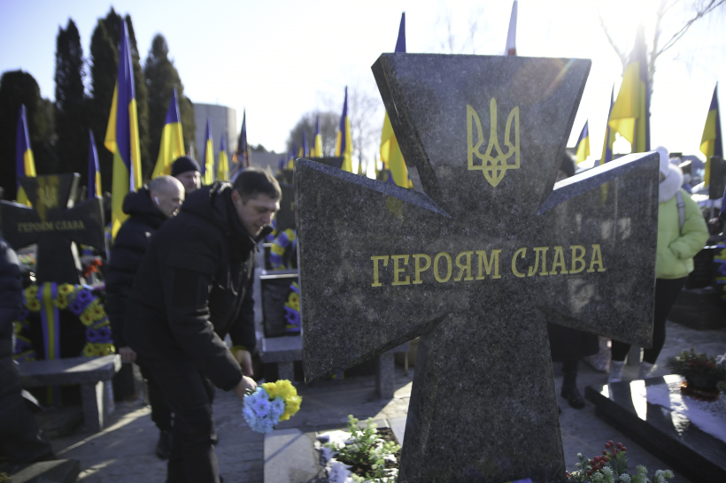 Перший заступник голови Рівненської ОДА Сергій Подолін покладає квіти на могили полеглим воїнам