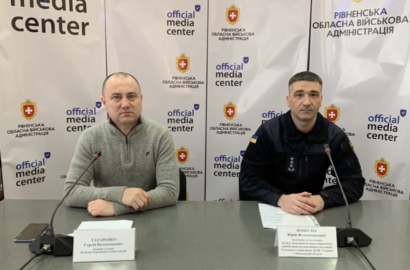 На фото - заступник начальника Відділу пожежної безпеки Управління запобігання надзвичайним ситуаціям ГУ ДСНС України у Рівненській області Ю.Попеско, радник голови ОДА С.Татаренко