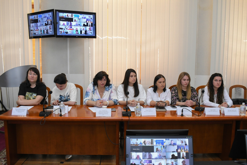 Учасники засідання робочої групи з питань підтримки психічного здоровя в Координаційному центрі підтримки цивільного населення при Рівненській ОДА