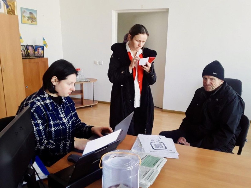 НА фото - представники ЦНАПів надають адмінпослуги населенню віддалено