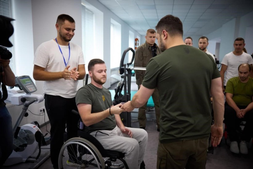 Володимир Зеленський нагороджує захисника