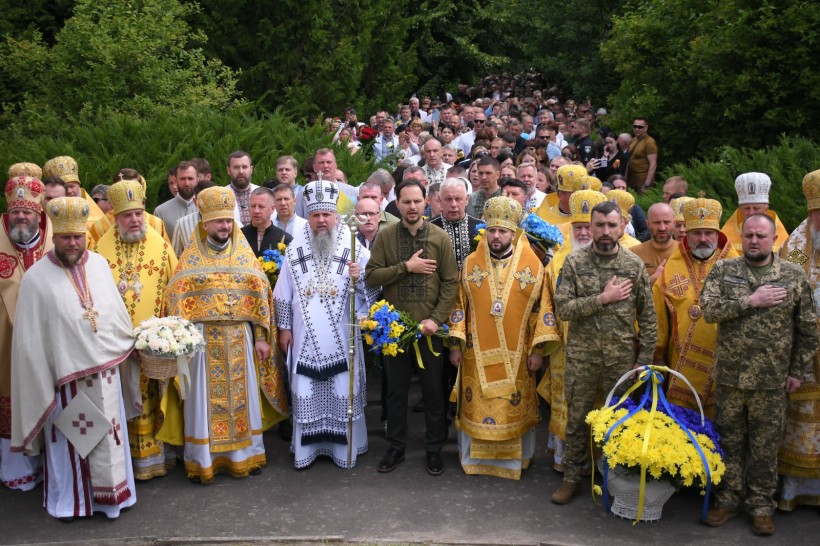 Начальник Рівненської ОВА Олександр Коваль разом із керівниками органів влади різних рівнів, військовослужбовцями, духовенством і громадськістю покладають квіти до пам'ятника козакам, які боронили України під Берестечком