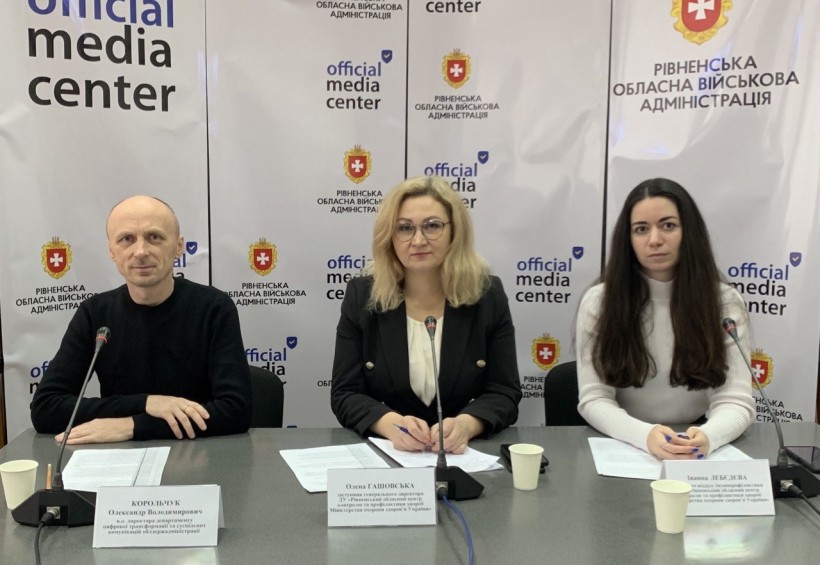 На фото - аступниця генерального директора ДУ «Рівненський обласний центр контролю та профілактики хвороб МОЗ» О.Гашовська, завідувачка відділу імунопрофілактики ДУ «Рівненський обласний центр контролю та профілактики хвороб МОЗ» І.Лебєдєва, радник голови ОДА С.Татаренко