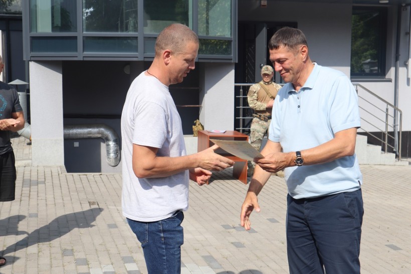 Перший заступник Рівненської ОДА Сергій Подолін  вручає сертифікат слухачеві, який пройшов навчання