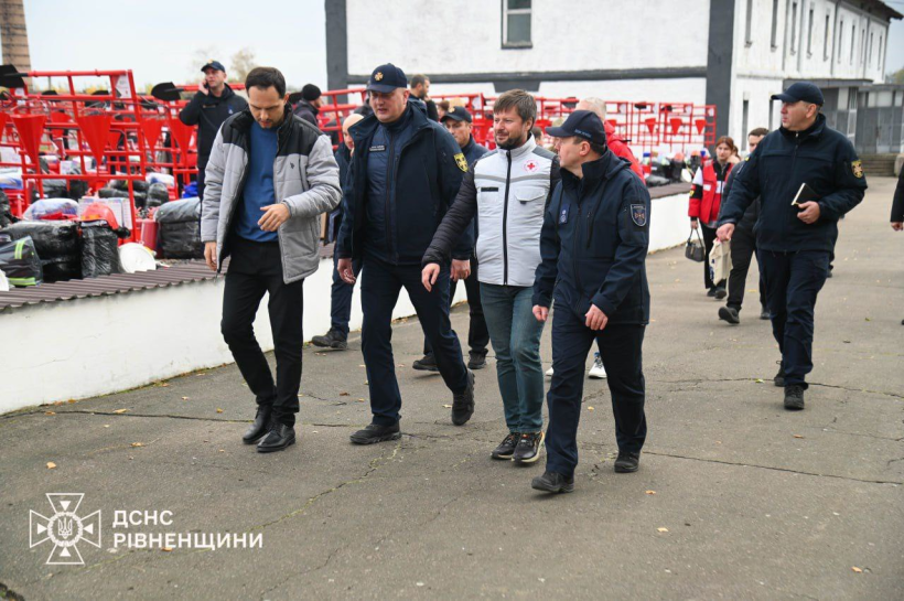 Начальник Рівненської ОВА Олександр Коваль та інші учасники зустрічі йдуть біля пожежного устаткування та спілкуються