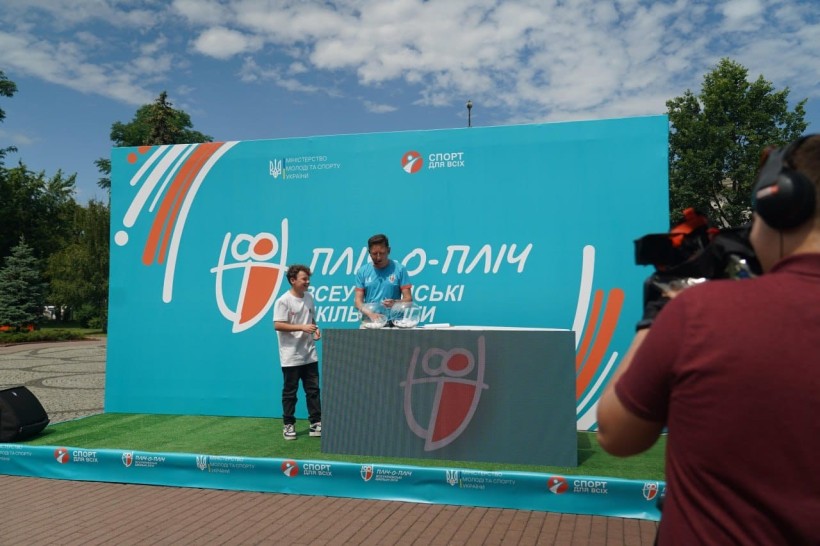 Фото з жеребкування з визначення суперників у фіналі проєкту «Пліч-о-пліч. Всеукраїнські шкільні ліги»