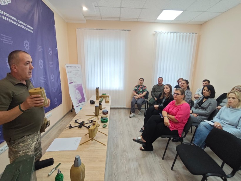 Керівник Центру нацспротиву Віталій Клебан проводить перше заняття