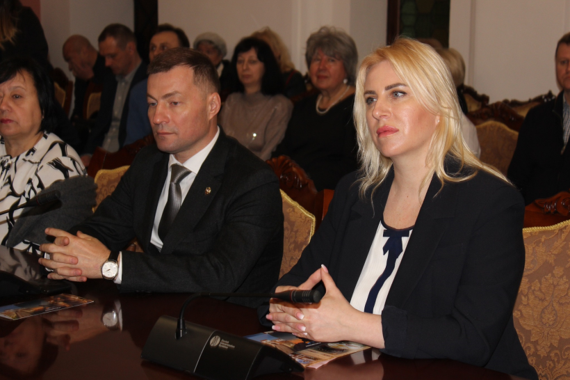 Начальниця управління культури і туризму ОДА Любов Романюк та голова Рівненської обласної ради Андрій Карауш під час презентації Дубенського Євангеліє