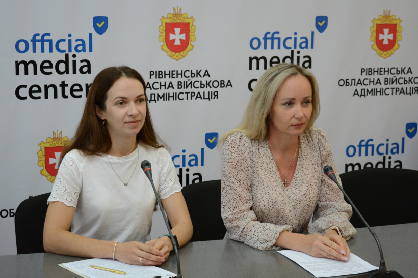 Начальниця авіаційної метеорологічної станції Рівненського обласного центру з гідрометеорології Катерина Лешундак, завідувачка сектору агрометеорології Рівненського обласного центру з гідрометеорології Зоряна Собко.