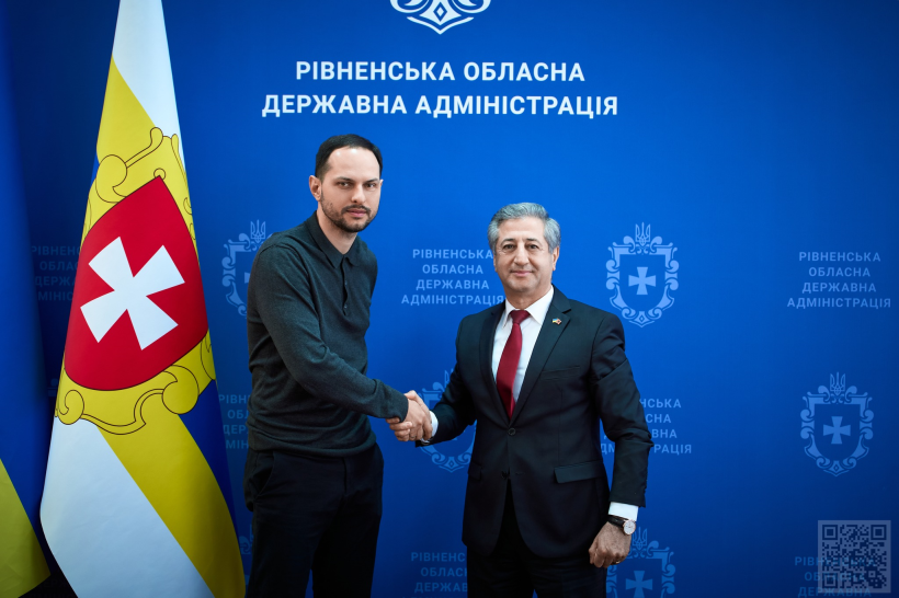 Начальник Рівненської ОВА Олександр Коваль тисне руку почесному консулу Республіки Албанія в Україні Шахіну Омарову