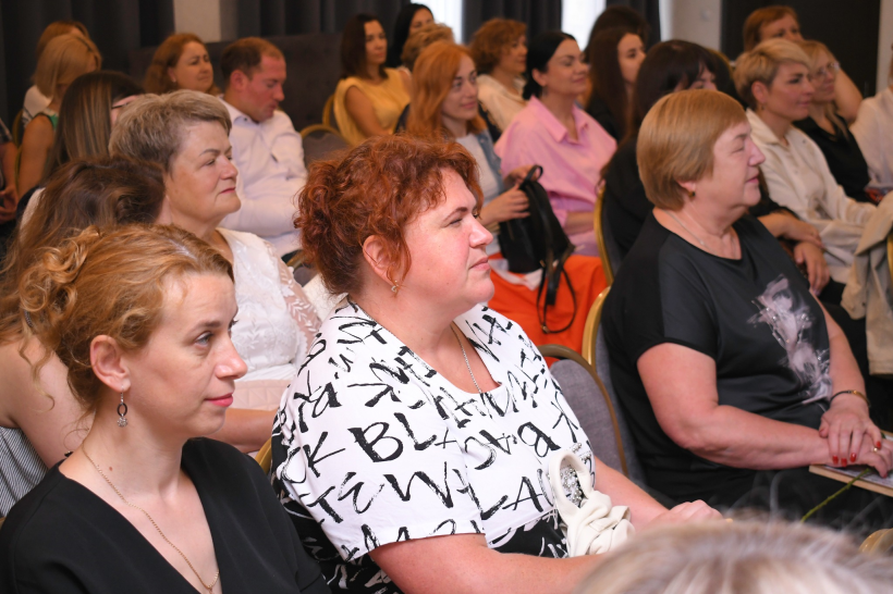 Зал у якому сидять кращі бухгалтери області та слухають спікера