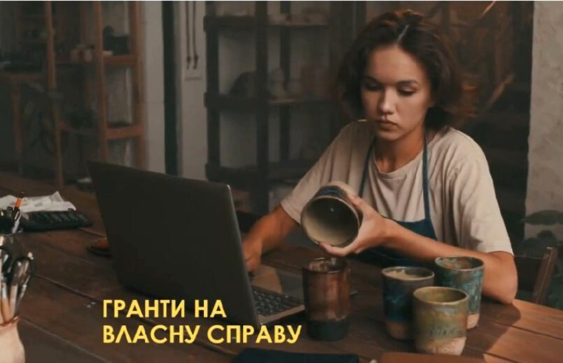 Фото ілюстративне - дівчина тримає у руках керамічний горщик, біля неї на столі ще декілька таких стоїть. Вона у фартушку, що свідчить про те, що це вона їх виготовила. На фото знизу напис - гранту на власну справу