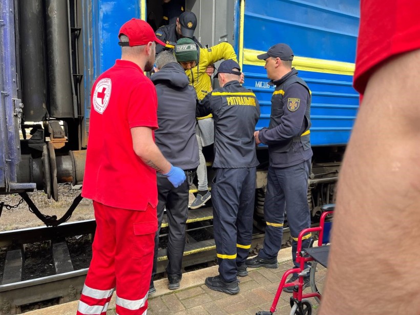 Фото з прибуття на Рівненщину четвертого евакуаційного потягу з Донеччини