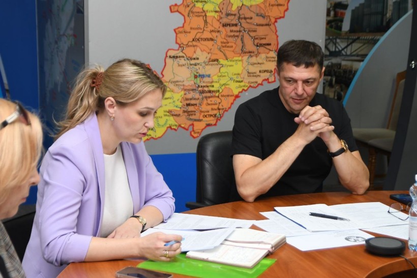 На фото - заступник директора департаменту освіти і науки Рівненської ОДА М.Пашковська, перший заступник голови Рівненської ОДА С.Подолін