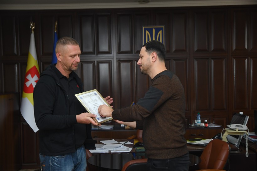 Максим Чубик отримав відзнаку від начальника Рівненської ОВА Олександра Коваля за активну громадянську позицію та психологічну допомогу ветеранам