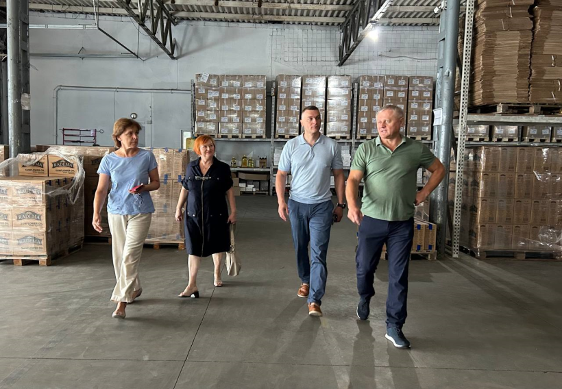Заступник голови Рівненської ОДА Олександр Кохан та інші учасники зустрічі ідуть приміщенням установи