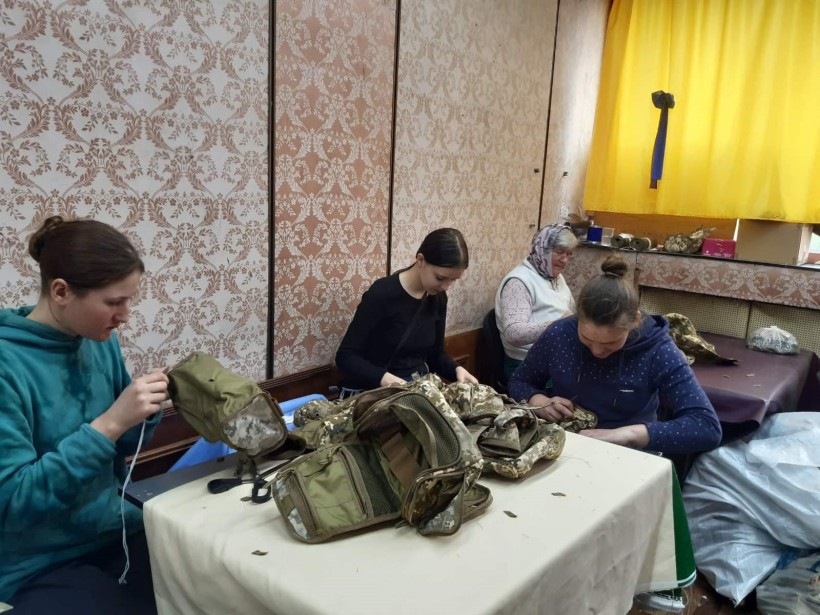 На фото - швачки релокованого Бахмутського профтеху
