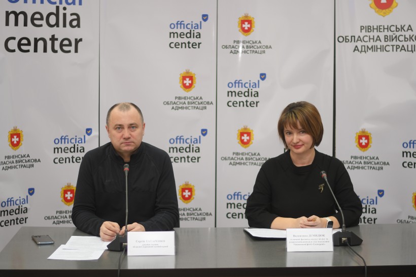 На фото - головна фахівчиня відділу обліку та розрахунків за розподіл газу населенню Рівненської філії «Газмережі» В.Демидюк., радник голови ОДА С. Татаренко