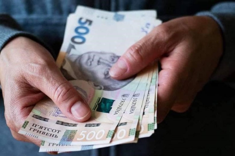 Людина у руках тримає купюри номіналом 500 грн. Фото ілюстративне
