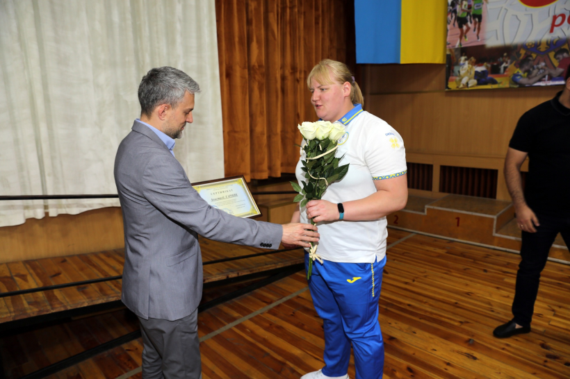 Заступник голови Рівненської ОДА Ігор Павленко нагороджує спортсменів