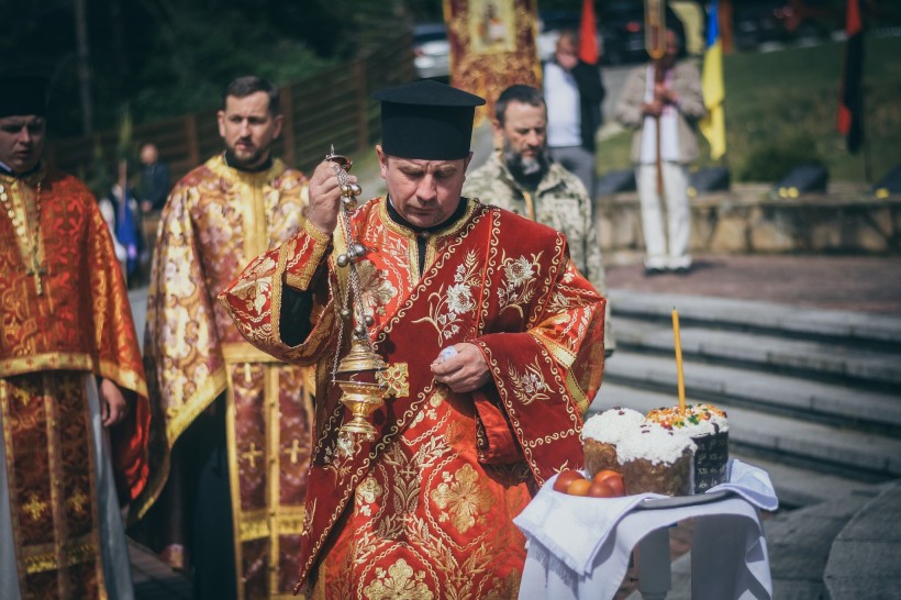 На фото - моменти богослужіння