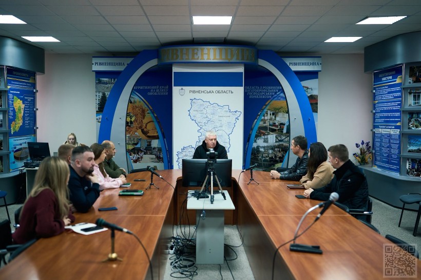 Учасники робочої наради, яку провів заступник голови Рівненської ОДА з питань цифрового розвитку, цифрових трансформацій і цифровізації (CDTO) Олександр Терещенко