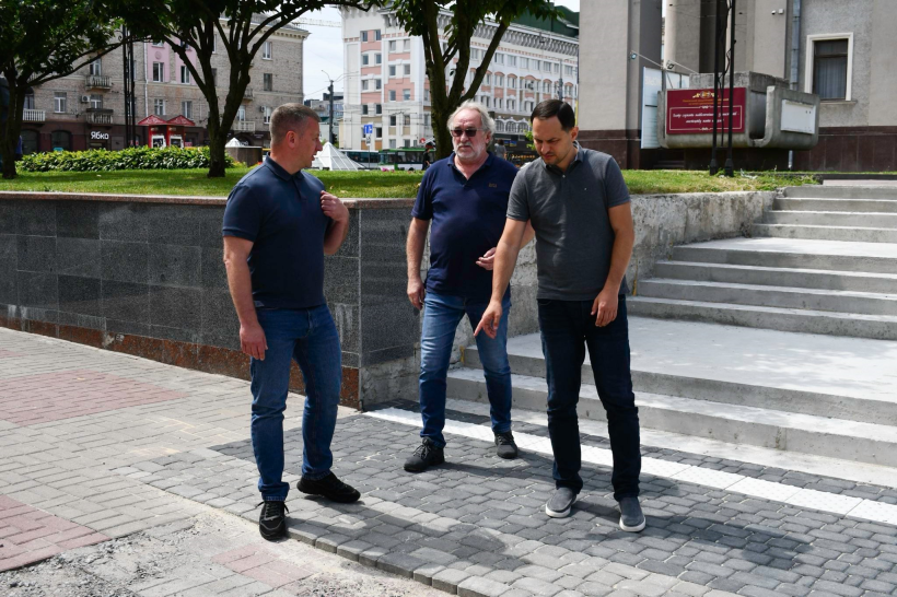 Очільник області разом із директором театру Володимиром Петрівим та в.о. міського голови Рівного Віктором Шакирзяном проінспектував хід будівельних робіт