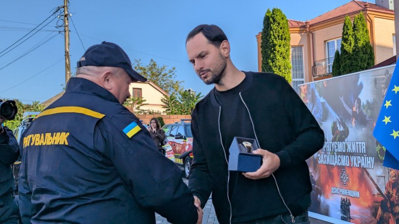 Олександр Коваль нагороджує рятувальника