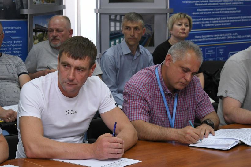 Онлайн-засіданні Штабу з підготовки об’єктів житлово-комунального господарства та паливно-енергетичного комплексу до осінньо-зимового періоду 2025/26 року та забезпеченню сталого його проходження під час воєнного стану.  Учасники обговорили ключові аспекти підготовки регіону до проходження осінньо-зимового періоду 2024–2025 років. До обговорення долучилися представники силових структур, профільних управлінь, енергетики, комунальні служби та інші відповідальні структури.